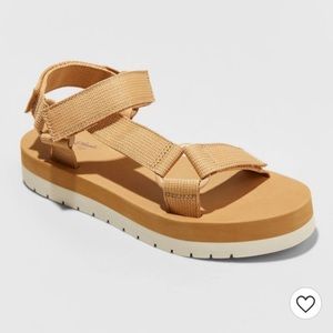 NWT Universal Thread Platform Sandals